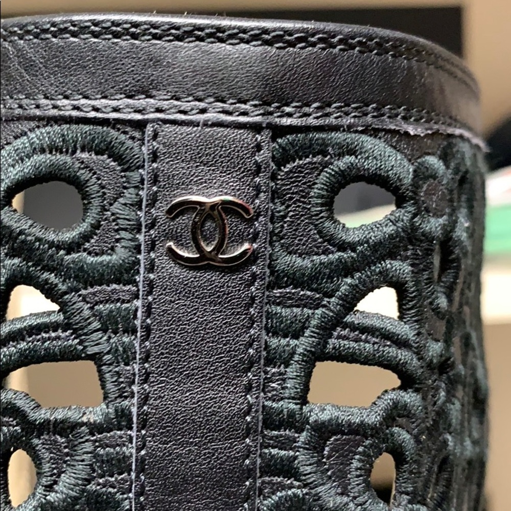 Authentic Chanel. Double sided leather sneaker/boots fabulous camellias all over - Picture 5 of 16